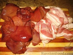 Домашний паштет из свиной печени: Как приготовить паштет из свиной печени:    Подчеревок (без шкурки) порезать крупными кусками. Печень очистить от проток и тоже порезать крупными кусками.