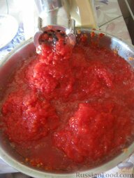 Аджика сырая: Перекрутить на мясорубке помидоры, перец, чеснок и лук.