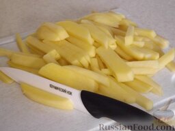 Картофельная запеканка: Картофель очищаем от кожуры и режем соломкой.
