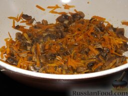 Картофельная запеканка: Морковь натираем на крупной тёрке, обжариваем с добавлением оливкового (растительного) масла. Затем добавляем нарезанные кубиками грибы (у меня были шампиньоны) и жарим 10-15 минут. Выкладываем на картошку.