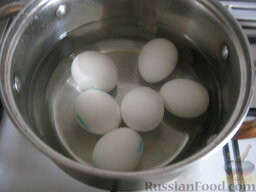 Салат "Оливье" с курицей: Яйца залить водой и отварить вкрутую, около 10 минут. Охладить и очистить.