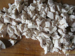 Салат "Оливье" с курицей: Куриное филе нарезать поперек волокон кусочками или разобрать руками на мелкие кусочки.