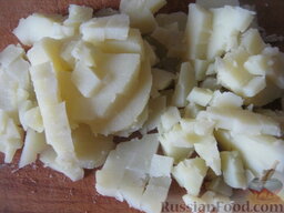 Салат "Оливье" с курицей: Картофель нарезать кубиками.