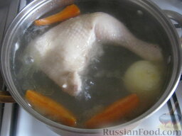 Куриный суп с перловкой и цветной капустой: Очистить и помыть лук и морковь. Бульон посолить, добавить лук и морковь. Варить до готовности мяса (около 30 минут).