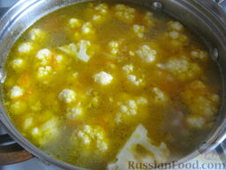 Куриный суп с перловкой и цветной капустой: Выложить в суп цветную капусту. Довести до кипения. Варить суп куриный с перловкой и капустой под крышкой 5-7 минут.