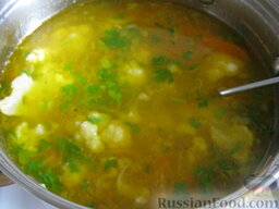 Куриный суп с перловкой и цветной капустой: Помыть и мелко нарезать зелень. Добавить в суп куриное мясо, перец чёрный по вкусу и зелень.
