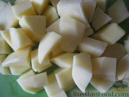 Куриный суп с перловкой и цветной капустой: Картофель очистить, помыть и нарезать кубиками.
