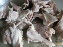 Куриный суп с перловкой и цветной капустой: Вынуть окорочка, отделить мясо от костей и отложить на тарелку.