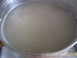 Куриный суп с перловкой и цветной капустой: Добавить в суп перловку и варить до готовности.