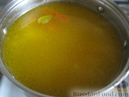 Куриный суп с перловкой и цветной капустой: Высыпать зажарку в суп. Затем добавить картофель в суп. Варить 10 минут.