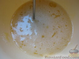 Бисквит "Апельсиновый": Сливочное масло растереть с сахаром и ванильным сахаром. Добавить яйца. Хорошо перемешать.