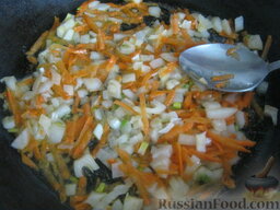 Капуста свежая тушеная: Сковороду нагреть, налить растительное масло. В горячее масло выложить лук и морковь. Тушить лук с морковью, помешивая, на среднем огне 4-6 минут. Можно накрыть крышкой.