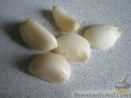 Маринованная капуста быстрого приготовления: Очистить чеснок.