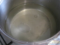 Маринованная капуста быстрого приготовления: Сделать маринад. Для этого вскипятить воду, добавить соль, сахар, уксус и растительное масло.