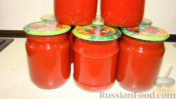 Соус томатный на зиму (домашний кетчуп): Ставим баночки в теплое место, например можно укутать в одеяло.  Выход соуса томатного на зиму: 8 баночек по 0,5 литра.