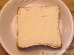 Бутерброд со сливочным сыром и огурцом: Как сделать бутерброды с сыром и огурцом:    Сливочный сыр намазать на тостовый хлеб слоем 0,3 см.