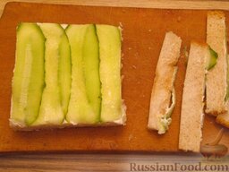 Бутерброд со сливочным сыром и огурцом: Аккуратно, острым ножом обрезать корки.