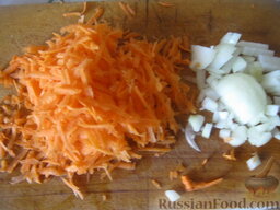 Суп из свиных ребрышек с макаронами: Как приготовить суп из свиных ребрышек:    Очистить и помыть лук и морковь. Лук нарезать кубиками. Морковь натереть на крупной терке.