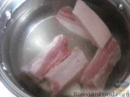 Суп из свиных ребрышек с макаронами: Ребрышки разрезать и промыть. Вскипятить 2,5 л воды. В кипящую воду опустить ребрышки.