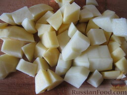 Суп из свиных ребрышек с макаронами: Очистить и помыть картофель. Нарезать кубиками.