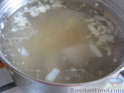 Суп из свиных ребрышек с макаронами: Через 30 минут опустить в кастрюлю кубики картофеля, варить 10 минут.