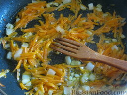 Суп из свиных ребрышек с макаронами: Разогреть сковороду, налить растительное масло. В горячее масло выложить оставшиеся лук и морковь. Тушить, помешивая, на среднем огне 2-3 минуты.