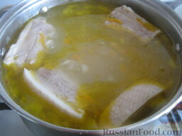 Суп из свиных ребрышек с макаронами: Выложить в кастрюлю зажарку. Перемешать. А затем -  макаронные изделия. Варить суп из свиных ребрышек 5-10 минут, до готовности макарон.