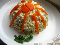 Слоеный салат с курицей, яблоками и орехами: Выложить салат слоями, каждый слой промазывать майонезом:  1 - курица,  2 - лук,  3 - яблоки,  4 - сыр,  5 - сливочное масло,  6 - грецкие орехи,  7 - яйца.  Дать салату слоеному с курицей постоять 1-2 часа в холодильнике. Украсить по желанию - например, вареной морковью, зеленью и т.п. Салат слоеный с курицей можно подавать.  Приятного аппетита!