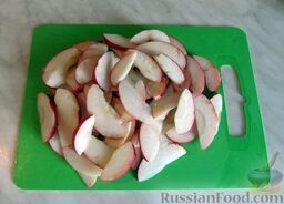Слоеные розочки с яблоком: Как приготовить слоеные розочки с яблоком:    Яблоки нарезать четвертинками, убрать несъедобную часть. Затем нарезать тонкими дольками толщиной 2 мм.