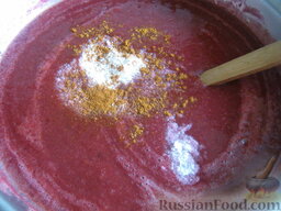 Соус ткемали из сливы венгерки: В сливовое пюре добавить соль, сахар (по желанию), красный молотый перец, кориандр. Варить около 30 минут на небольшом огне.