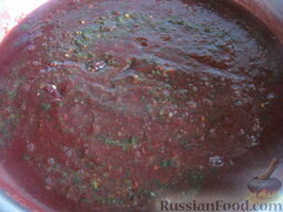 Соус ткемали из сливы венгерки: Добавить в соус измельченную зелень, острый красный перец и чеснок. Варить все еще около 10 минут.