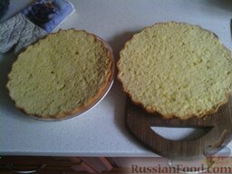 Анковский пирог: Готовый корж для анковского пирога разделить пополам и остудить.