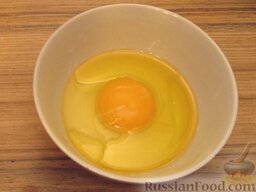 Лапша домашняя томатная: Приготовление домашней лапши.    Смешать яйцо с растительным маслом.
