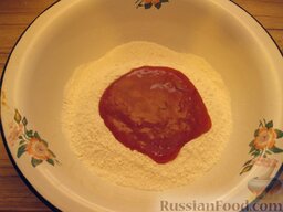 Лапша домашняя томатная: В эту выемку вылить яично-томатную смесь. Перемешать.