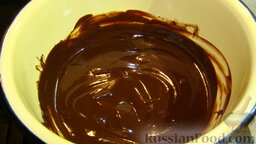 Шоколадный торт "Слоновья слеза": Готовим глазурь: на маленьком огне растопить шоколад, сметану и сливочное масло, постоянно помешивать, не кипятить.