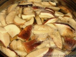 Суп с белыми грибами и картофельными галушками: В готовый грибной бульон вкинем белые грибы, варим их 20 минут.
