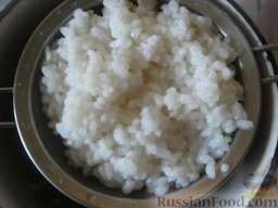 Тефтели с рисом: Как приготовить тефтели с рисом в соусе:    Рис хорошо промыть. Залить холодной водой. Посолить. Отварить до готовности, около 20 минут. Откинуть на дуршлаг, чтобы стекла лишняя жидкость. Охладить.