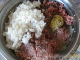 Тефтели с рисом: К фаршу добавить лук, чеснок и рис.