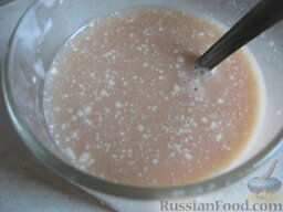 Тефтели с рисом: Вскипятить чайник. Сделать соус. В кипятке развести томат-пасту и сливки. Посолить, поперчить.