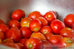 Кетчуп домашний: Как приготовить домашний кетчуп:    Если у вас готовый томат, то варите домашний кетчуп 2 часа (на первом этапе варки, перед добавлением пряностей), если же только помидоры, то выполняем все вместе со мной, только варите уже 3 часа.    Моем наши помидорки.