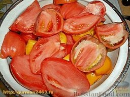 Помидоры в желе на зиму: Крупные помидоры делим на четыре части, а те, что поменьше – пополам.