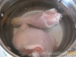 Суп куриный с домашней лапшой: Как приготовить суп куриный с домашней лапшой:    Курицу помыть. В кастрюлю налить 2,5 л воды. Положить в холодную воду курицу. Поставить кастрюлю на огонь. По мере вскипания снимать шум. Посолить. Убавить огонь до малого.