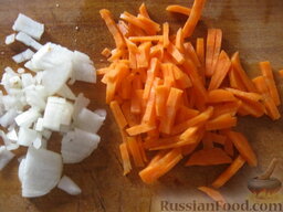 Суп куриный с домашней лапшой: Очистить и помыть репчатый лук и морковь. Лук нарезать кубиками, а морковь - тонкой соломкой.