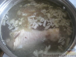 Суп куриный с домашней лапшой: Добавить лук и морковь в кастрюлю к курице. Варить до готовности курицы, всего около 30 минут.