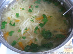 Суп куриный с домашней лапшой: Зелень помыть и мелко нарезать. В самом конце приготовления положить в суп куриный с домашней лапшой порционные куски курицы и зелень.