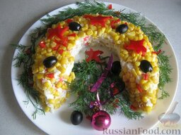 Салат "Подкова" для новогодней Лошади: Украсить новогодний салат по вашему вкусу. Салат охладить в холодильнике (1-2 часа). Новогодний салат 