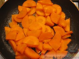 Соте из моркови: Выложить морковь в сковороду с маслом, добавить 30-50 мл воды. Готовить морковь на среднем огне под крышкой 20 минут. Время от времени помешивать.
