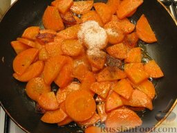 Соте из моркови: Добавить соль, сахар, мускатный орех. Перемешать. Жарить под крышкой еще 5 минут.