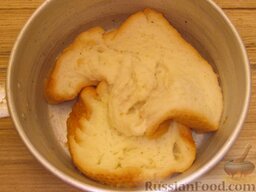 Куриные котлеты рубленые (в духовке): Хлеб замочить в молоке, затем отжать. Если корки твердые, их нужно удалить.