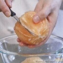 Цитрусовый салат с креветками и спаржей: 2. Над большой миской ножом нарезать грейпфрут дольками, отделяя мякоть от мембран. Сок с мембран отжать в миску. Дольки грейпфрута отложить в сторону, а в миске оставить только 3 ложки сока.   3. В миску с соком добавить шалот, апельсиновую цедру и сок, и кумин. Постепенно ввести оливковое масло, соль и перец, хорошо перемешать.  4. Выложить в миску с заправкой креветки, спаржу, авокадо и дольки грейпфрута, хорошо перемешать. Посолить и поперчить салат цитрусовый по вкусу.   5. В салатницу выложить салатные листья, а на них выложить салат. Подавать салат цитрусовый сразу же.
